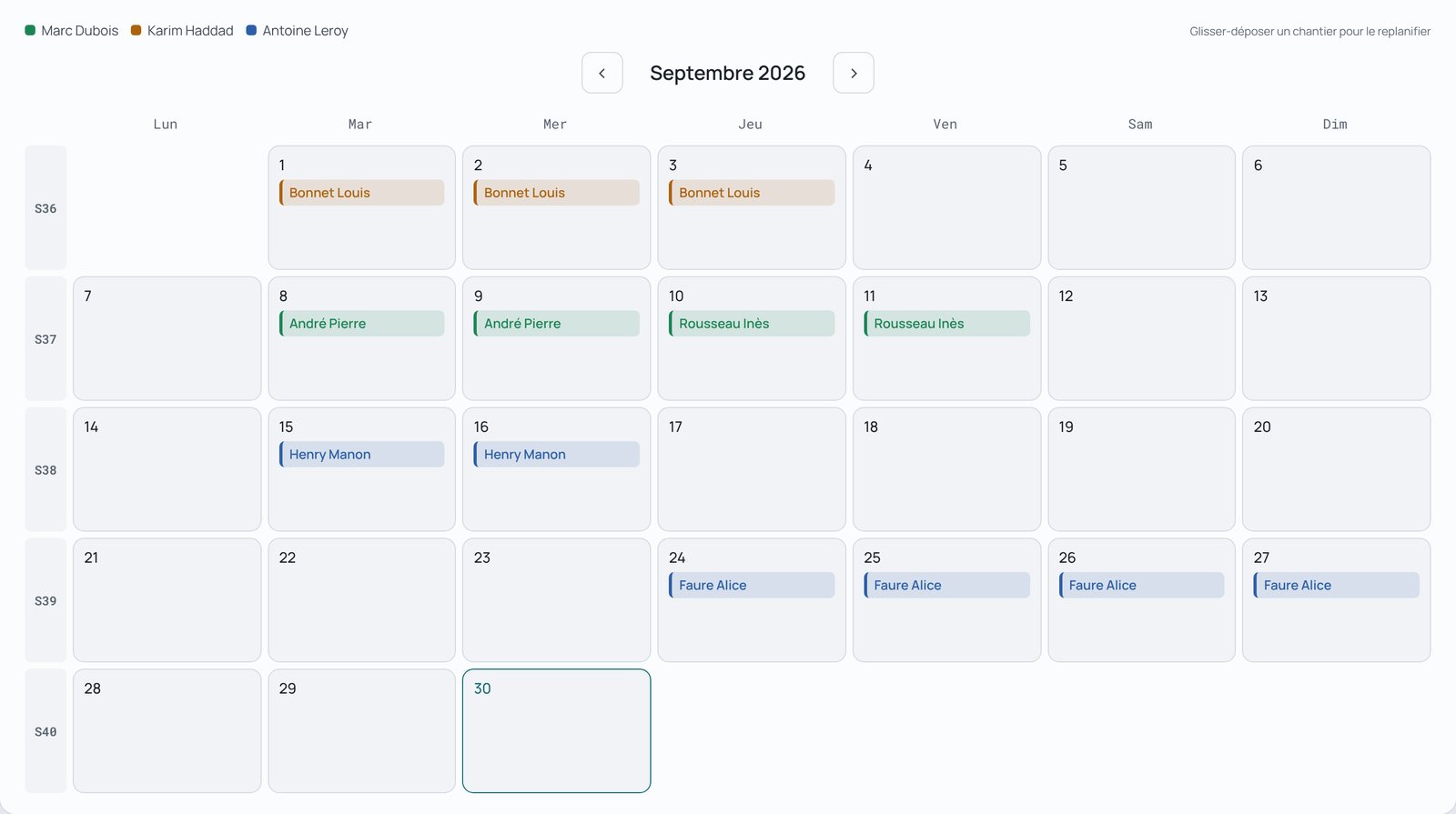 Planning des poseurs KitchenSync : un calendrier mensuel avec une couleur par poseur